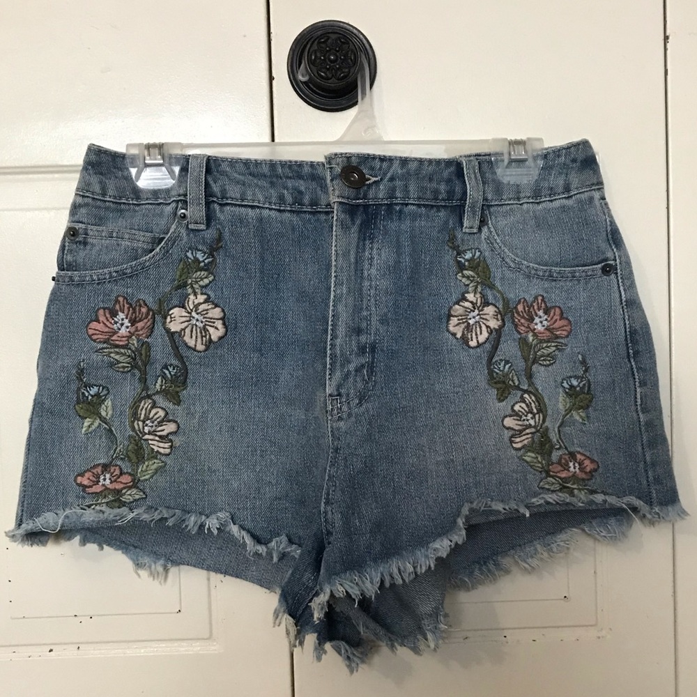 Highwaisted short with embroidery